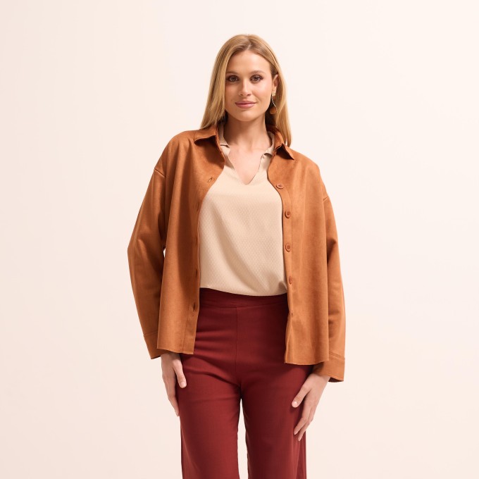 Casaco Suede Estilo Chemise com Gola e Pesponto